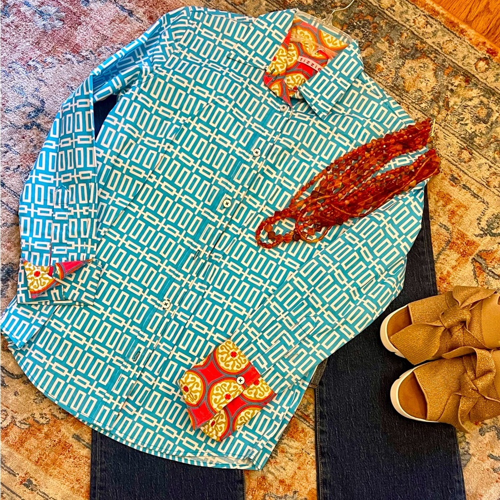 NWOT Tizzie button down top with contrasting cuffs